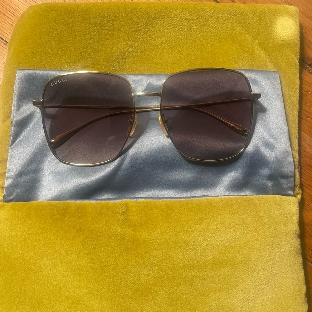 Gucci Women’s Sunglasses with carrying case